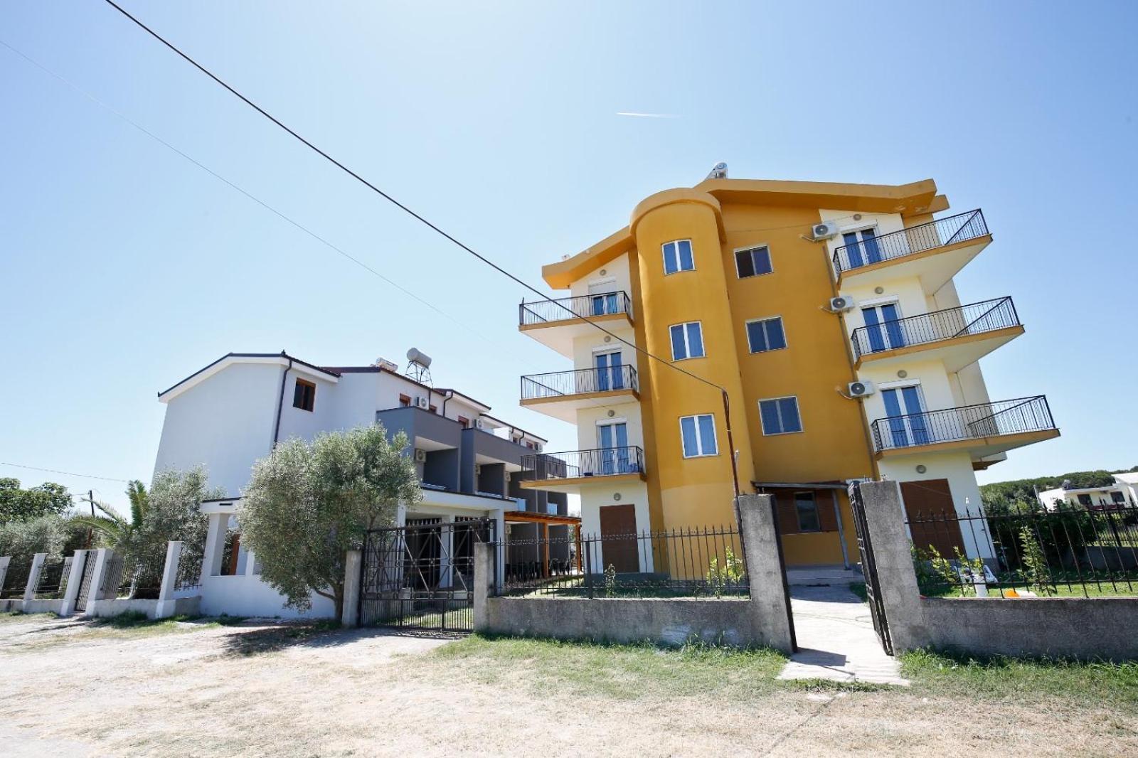 Hotelgodini Golem  Buitenkant foto